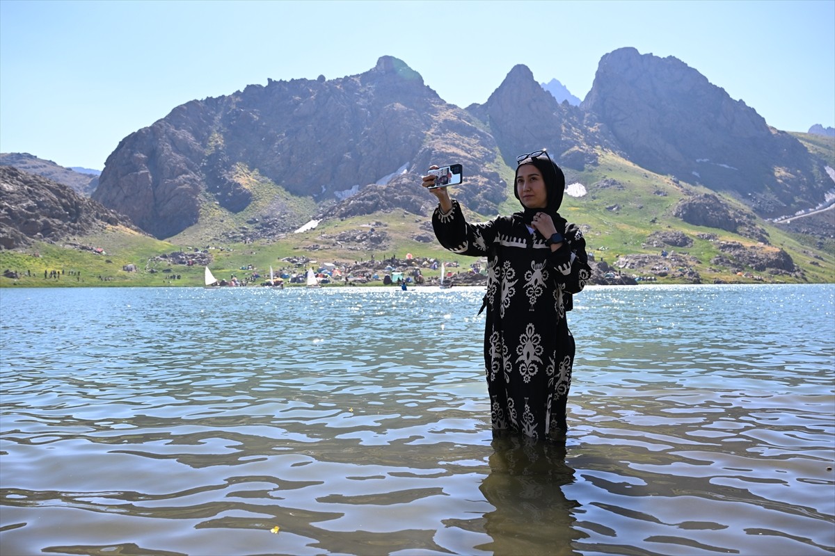  Hakkari'nin Yüksekova ilçesindeki 3 bin 400 rakımlı Sat Buzul Gölleri'nde düzenlenen "6. Cilo...