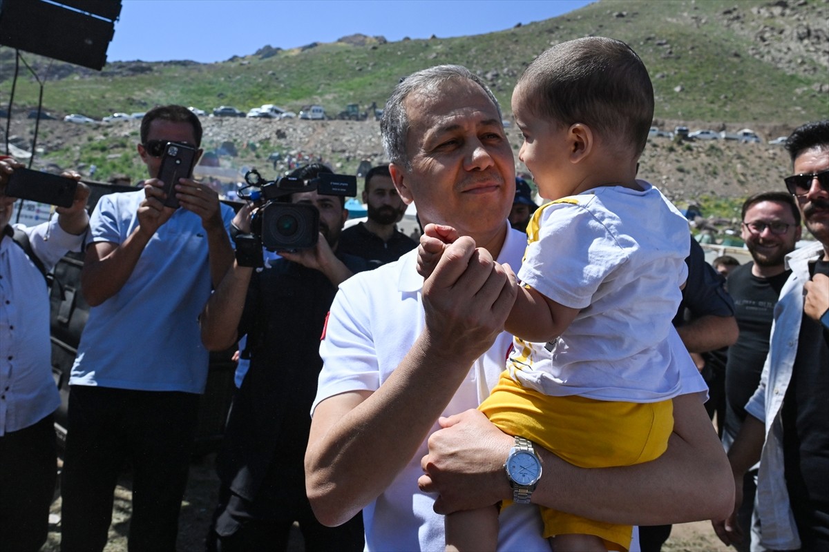 Hakkari'nin Yüksekova ilçesindeki 3 bin 400 rakımlı Sat Buzul Gölleri'nde düzenlenen "6. Cilo...