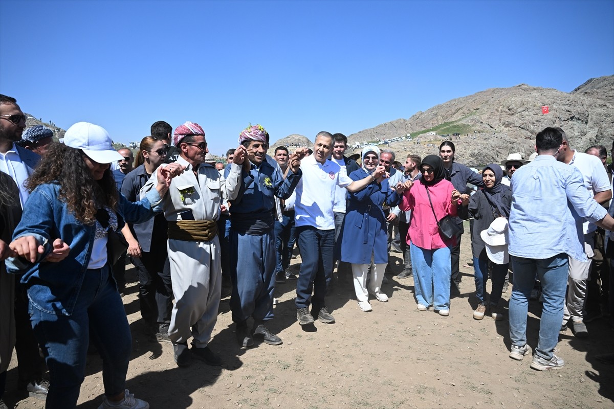 Hakkari'nin Yüksekova ilçesindeki 3 bin 400 rakımlı Sat Buzul Gölleri'nde düzenlenen "6. Cilo...