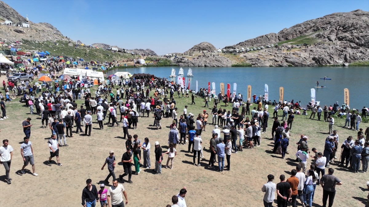 Hakkari'nin Yüksekova ilçesindeki 3 bin 400 rakımlı Sat Buzul Gölleri'nde düzenlenen "6. Cilo...
