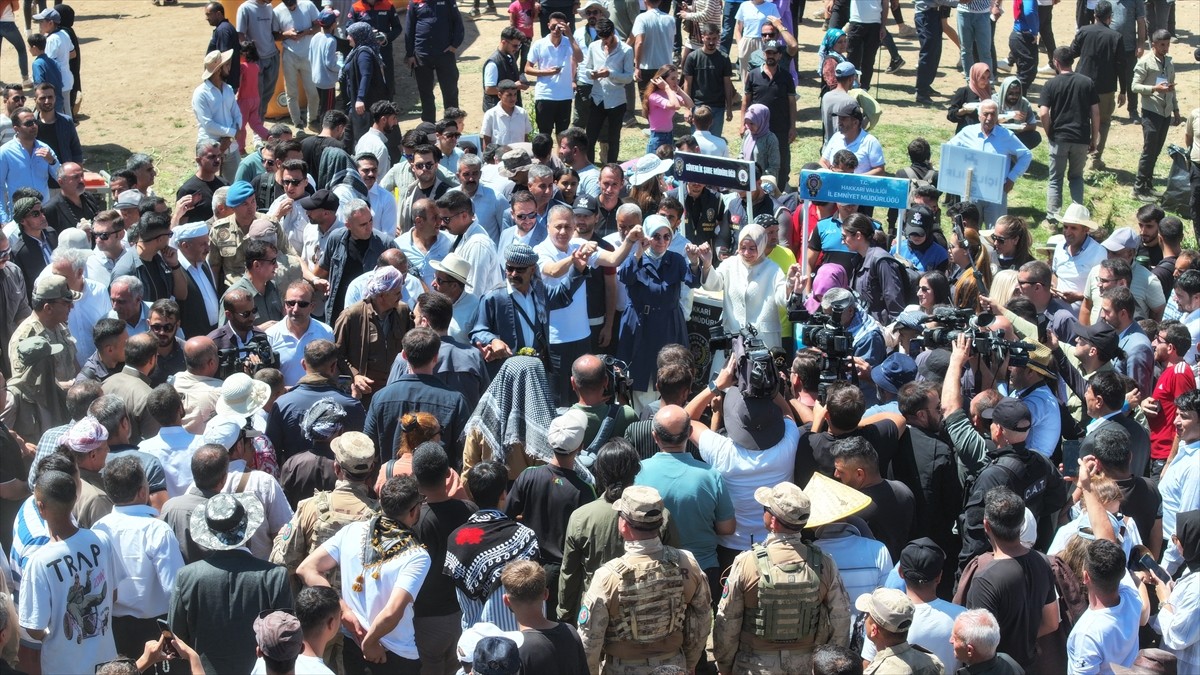 Hakkari'nin Yüksekova ilçesindeki 3 bin 400 rakımlı Sat Buzul Gölleri'nde düzenlenen "6. Cilo...