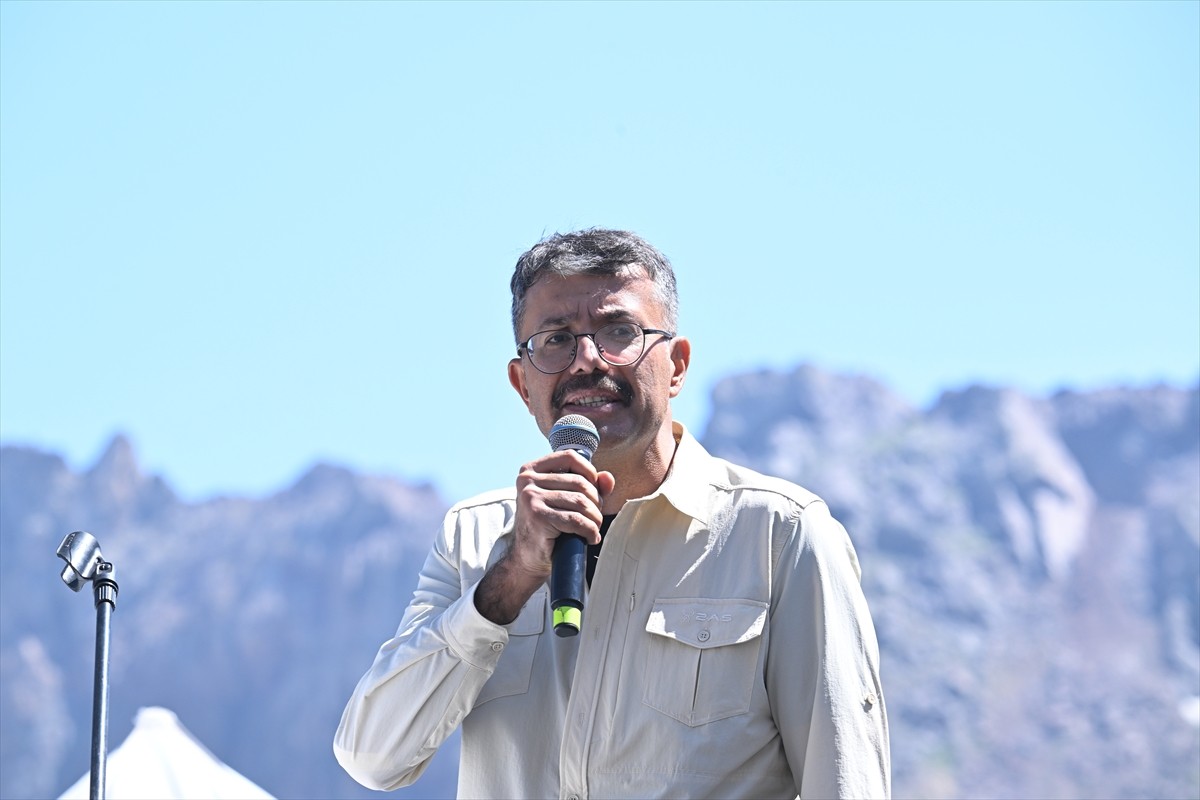 Hakkari'nin Yüksekova ilçesindeki 3 bin 400 rakımlı Sat Buzul Gölleri'nde düzenlenen "6. Cilo...