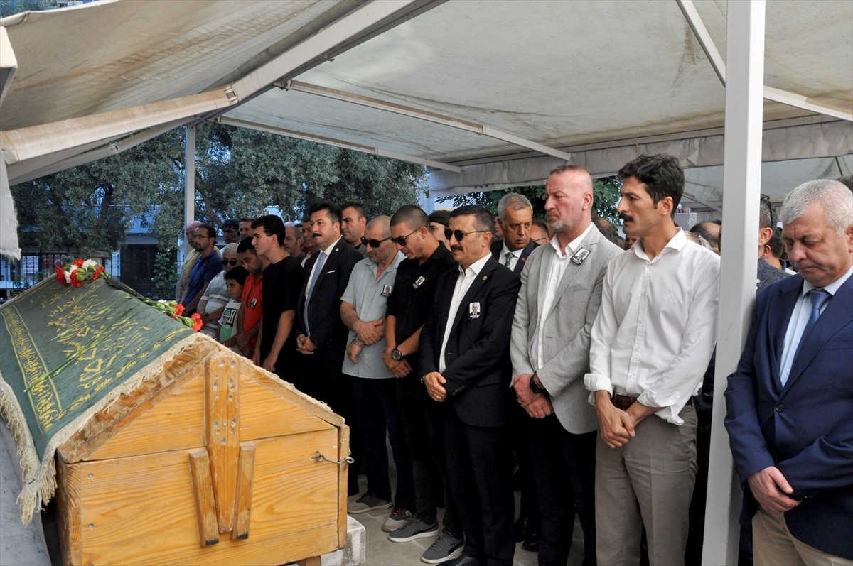 Halı saha maçında geçirdiği kalp krizi nedeniyle kaldırıldığı hastanede yaşamını yitiren Bursa'nın...