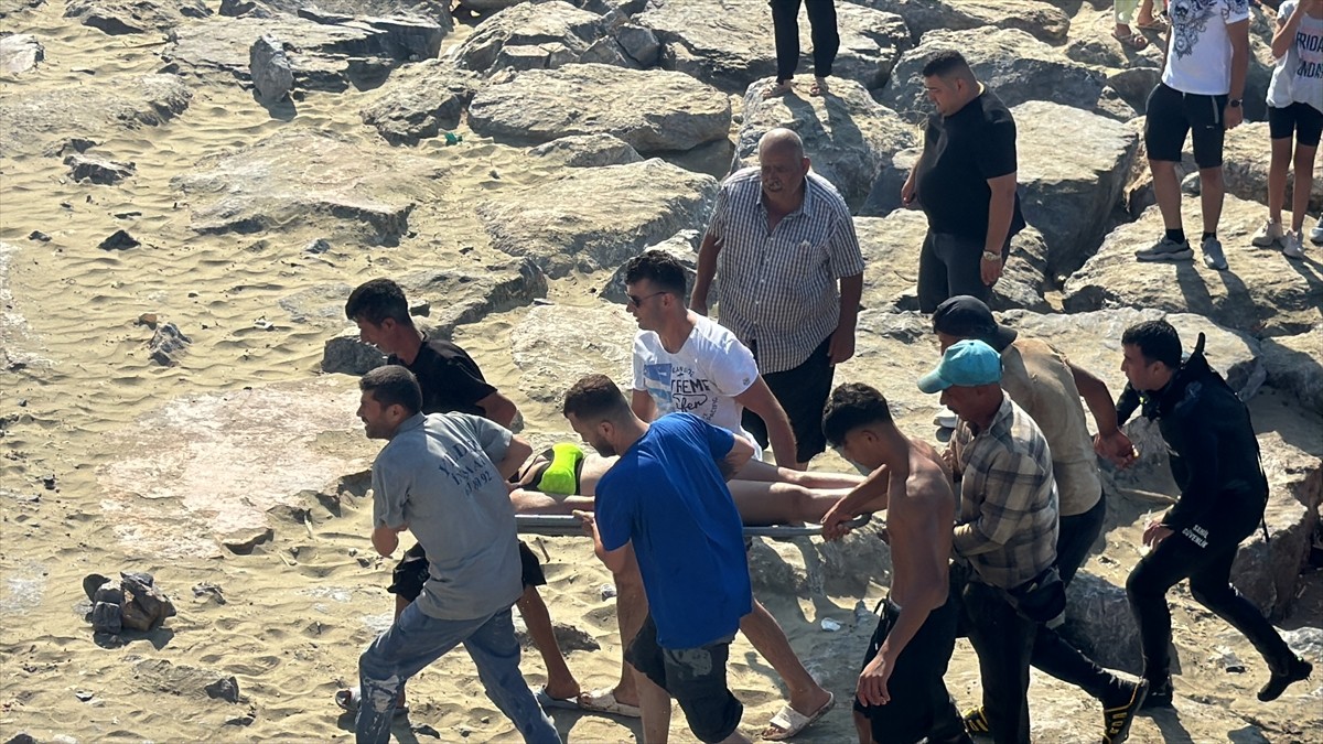 Hatay'ın Arsuz ilçesinde girdikleri denizde akıntıya kapılan 5 kişiden 2'si hayatını...
