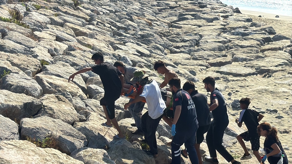 Hatay'ın Arsuz ilçesinde girdikleri denizde akıntıya kapılan 5 kişiden 2'si hayatını...