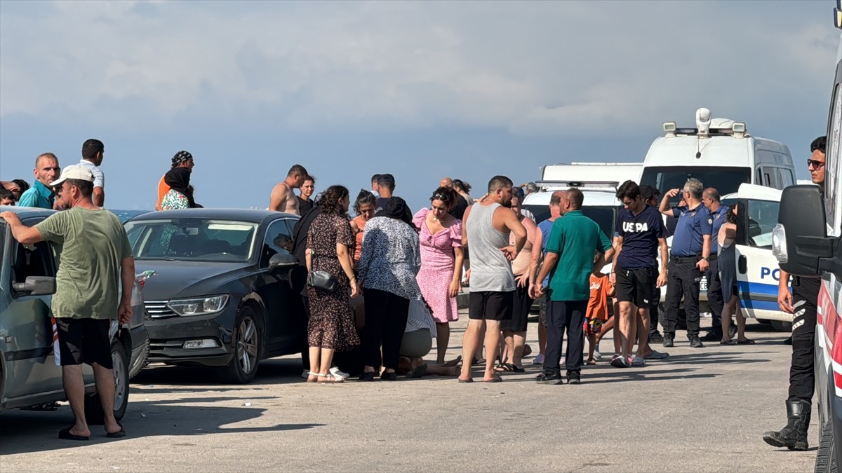Hatay'ın Arsuz ilçesinde girdikleri denizde akıntıya kapılan 5 kişiden 2'si hayatını...