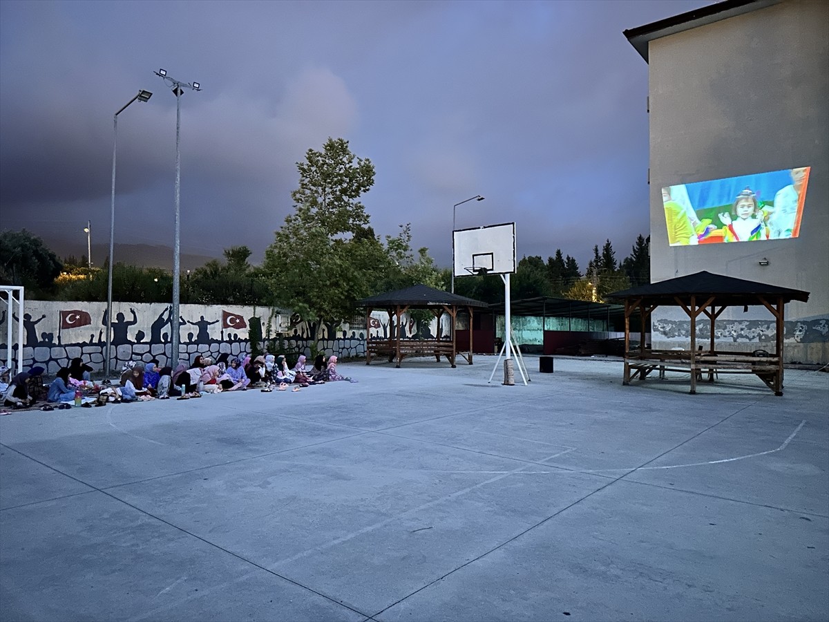 Hatay'ın Dörtyol ilçesinde, Kur'an kursu öğrencilerine yönelik açık hava sinema etkinliği...