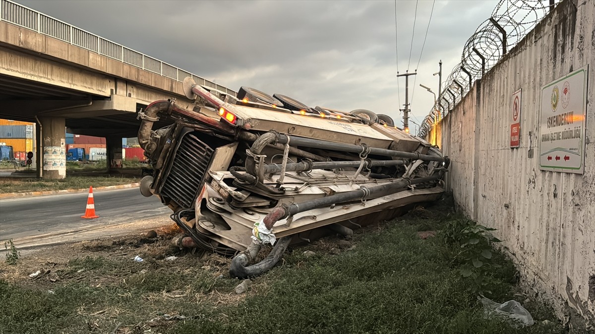 Hatay'ın İskenderun ilçesinde, freninin patlaması nedeniyle kontrolden çıkarak devrilen beton...