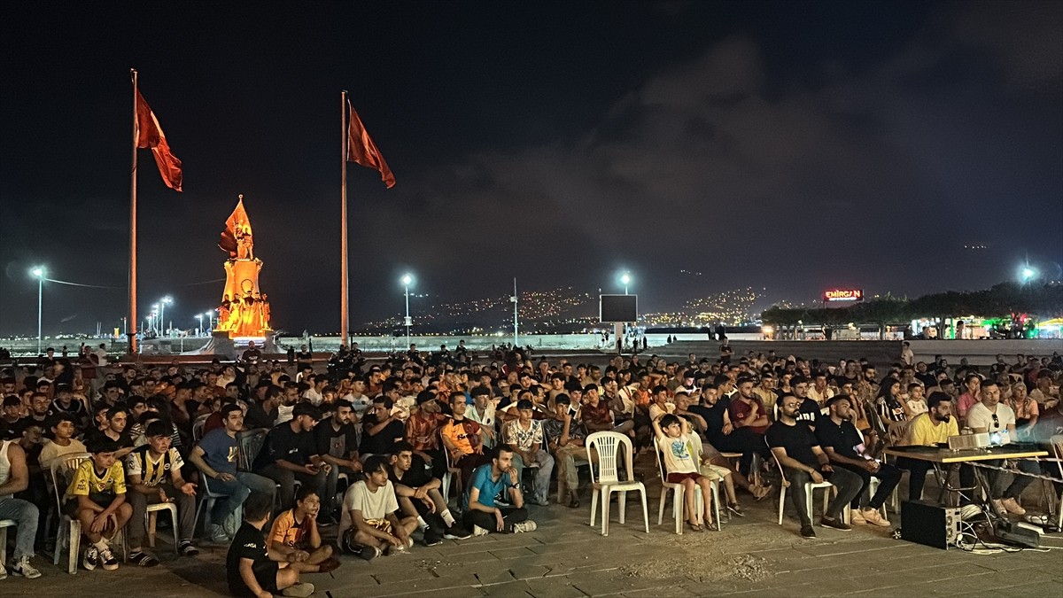 Hatay'ın İskenderun ilçesinde vatandaşlar, Türkiye Süper Kupa mücadelesinde Galatasaray ile...