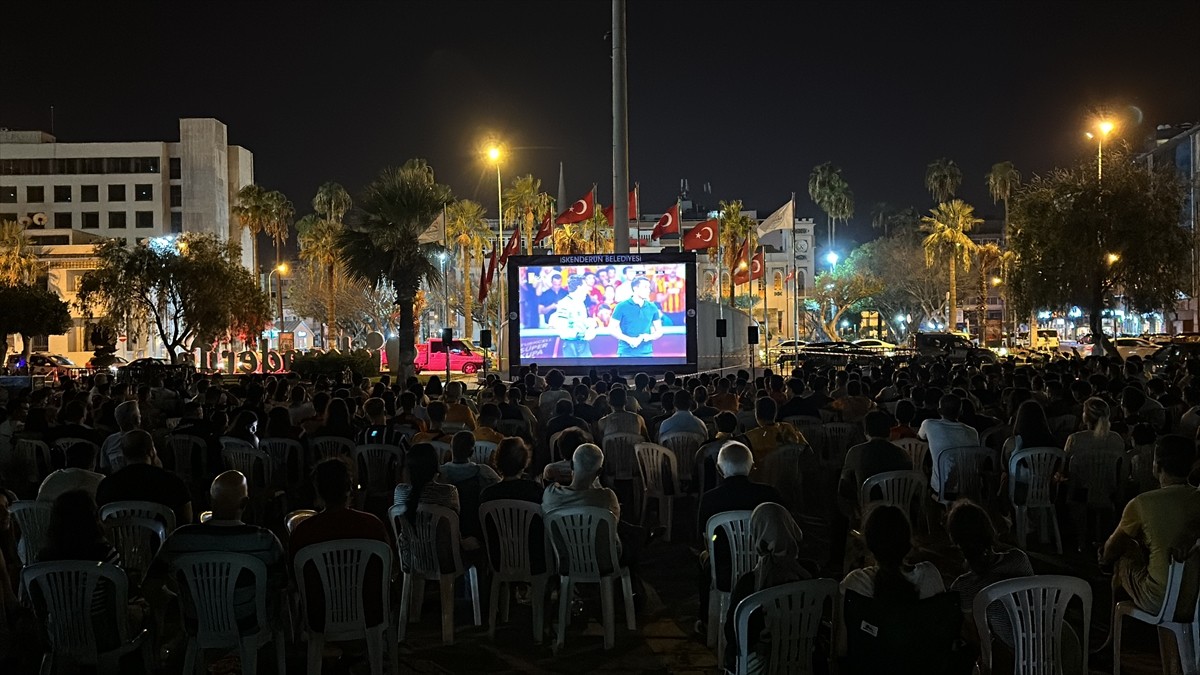 Hatay'ın İskenderun ilçesinde vatandaşlar, Türkiye Süper Kupa mücadelesinde Galatasaray ile...