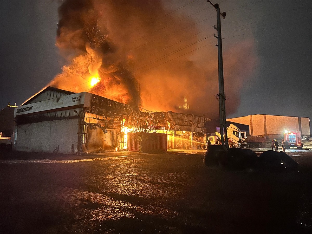 Hatay'ın Payas ilçesinde lastik deposunda çıkan yangına müdahale ediliyor.