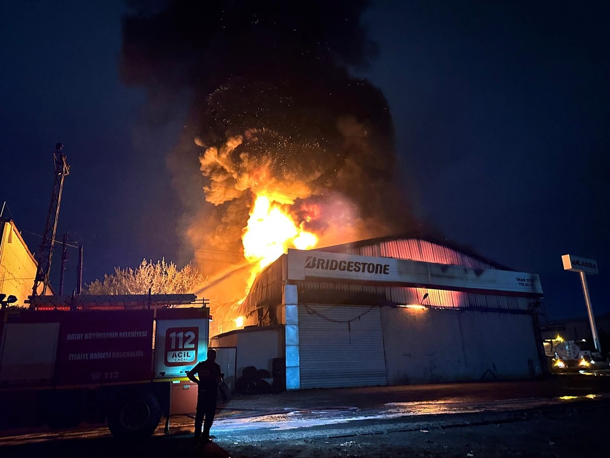 Hatay'ın Payas ilçesinde lastik deposunda çıkan yangına müdahale ediliyor.
