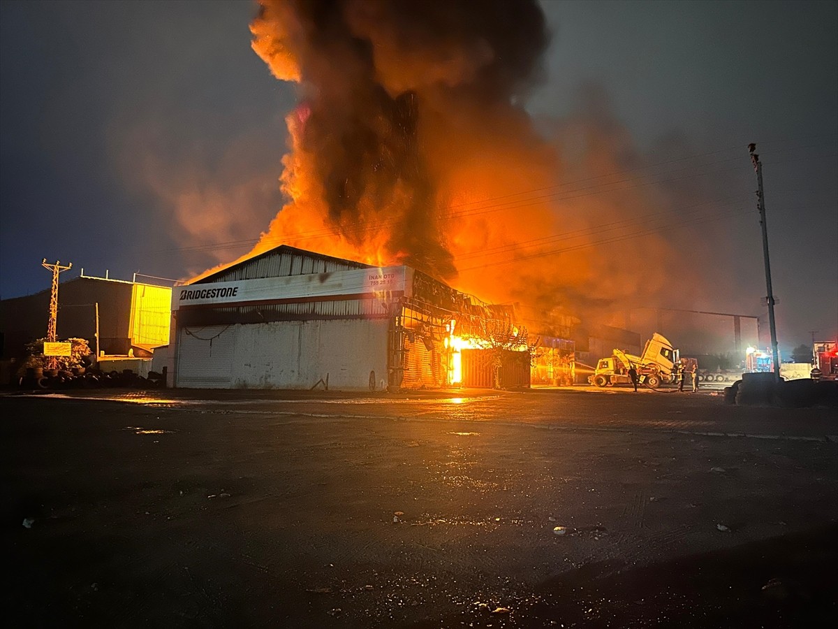 Hatay'ın Payas ilçesinde lastik deposunda çıkan yangına müdahale ediliyor.