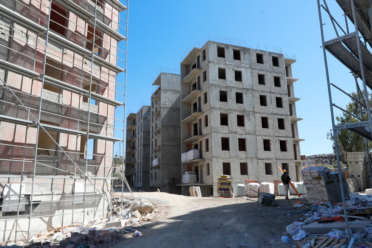 Hatay Valisi Mustafa Masatlı (ortada), Toplu Konut İdaresi Başkanlığınca (TOKİ) inşa edilen deprem...