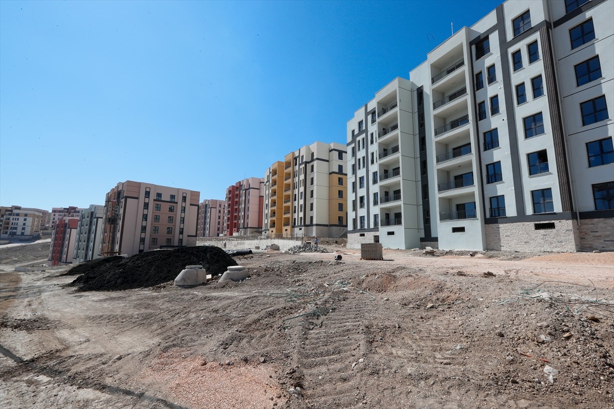 Hatay Valisi Mustafa Masatlı (ortada), Toplu Konut İdaresi Başkanlığınca (TOKİ) inşa edilen deprem...