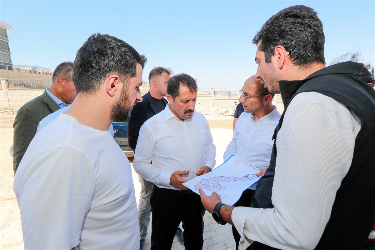 Hatay Valisi Mustafa Masatlı (ortada), Toplu Konut İdaresi Başkanlığınca (TOKİ) inşa edilen deprem...