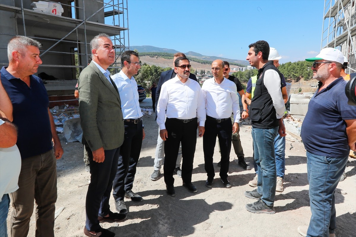 Hatay Valisi Mustafa Masatlı (ortada), Toplu Konut İdaresi Başkanlığınca (TOKİ) inşa edilen deprem...