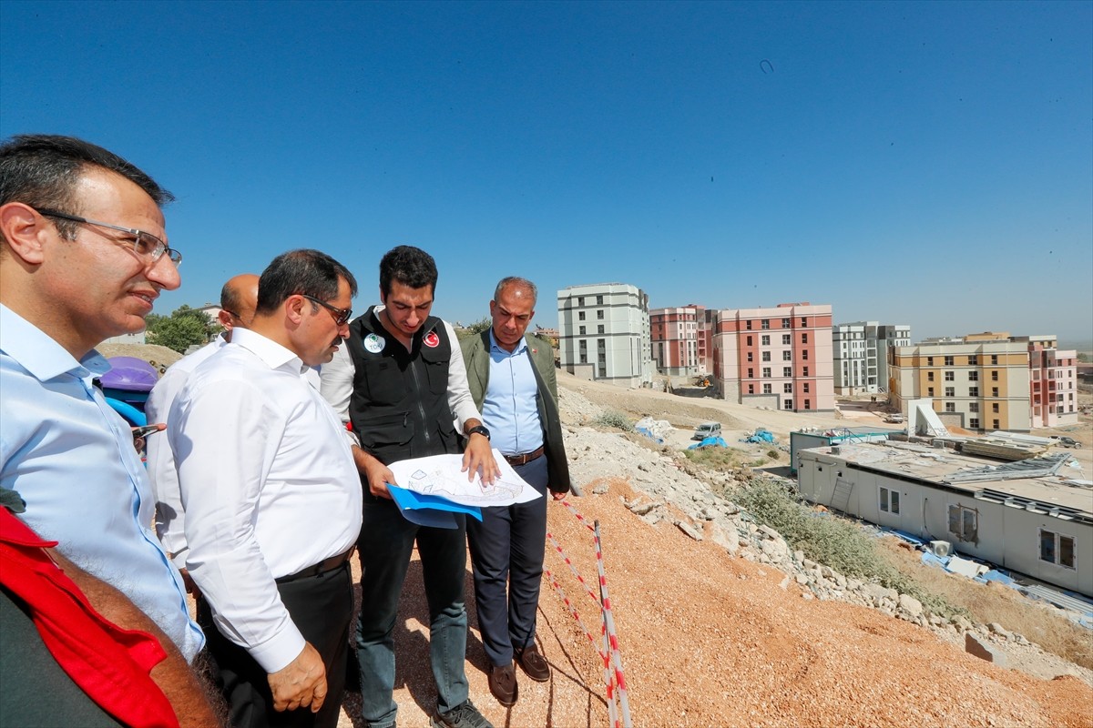 Hatay Valisi Mustafa Masatlı (ortada), Toplu Konut İdaresi Başkanlığınca (TOKİ) inşa edilen deprem...