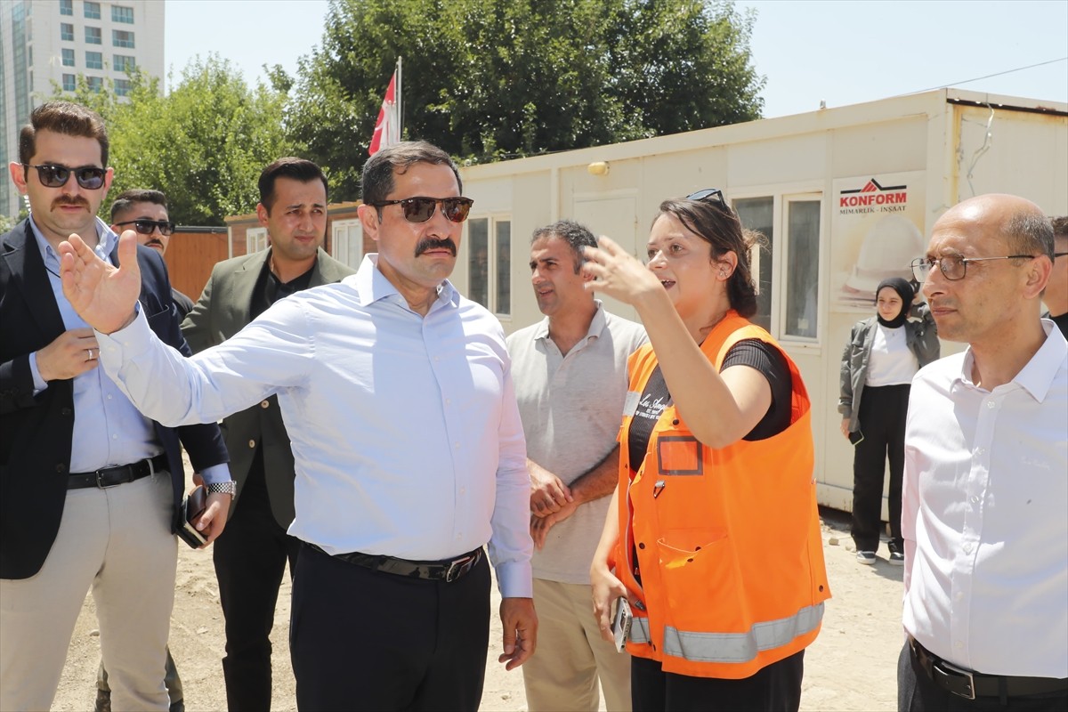 Hatay Valisi Mustafa Masatlı (sol 3), İskenderun ilçesinde yerinde kentsel dönüşüm projesi...