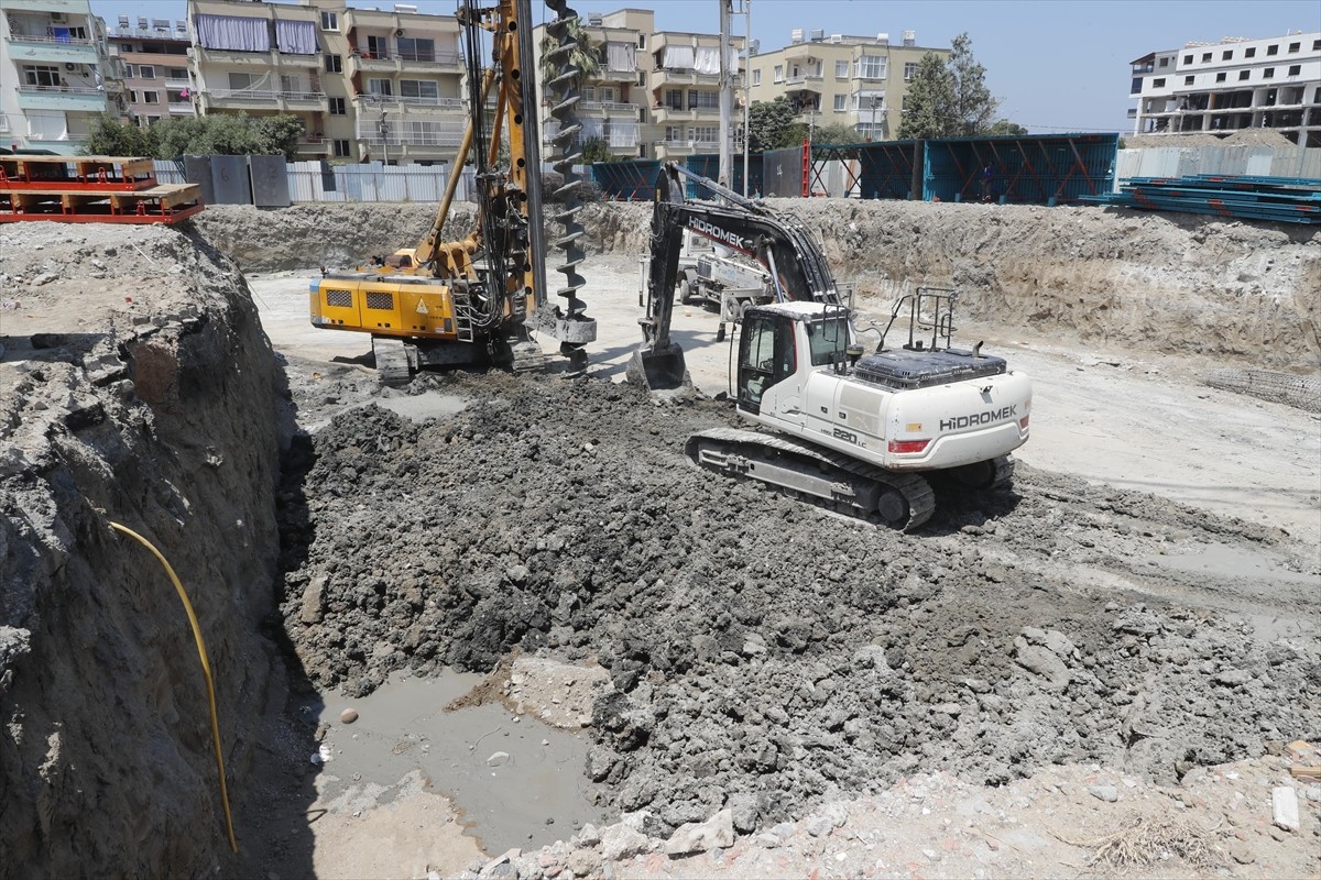 Hatay Valisi Mustafa Masatlı (sol 3), İskenderun ilçesinde yerinde kentsel dönüşüm projesi...