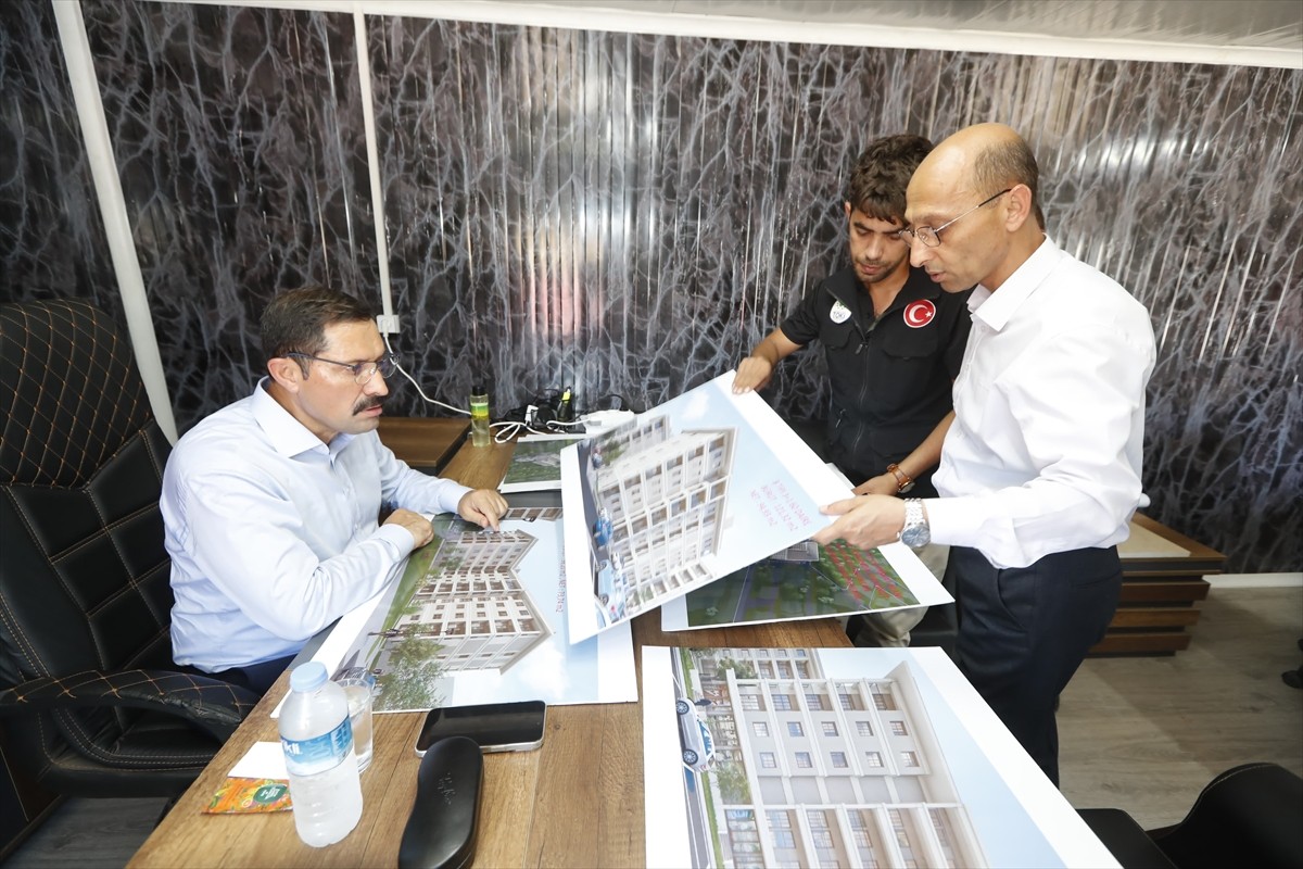 Hatay Valisi Mustafa Masatlı (sol 3), İskenderun ilçesinde yerinde kentsel dönüşüm projesi...