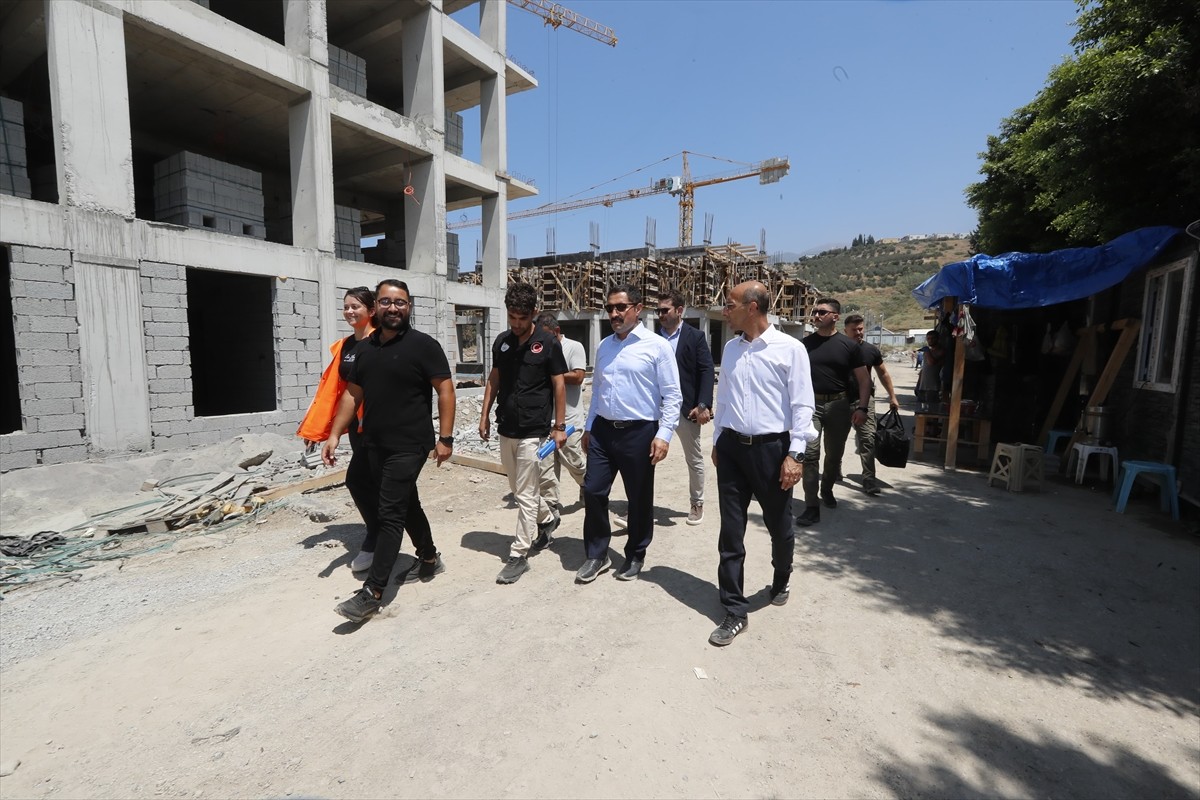 Hatay Valisi Mustafa Masatlı (sol 3), İskenderun ilçesinde yerinde kentsel dönüşüm projesi...