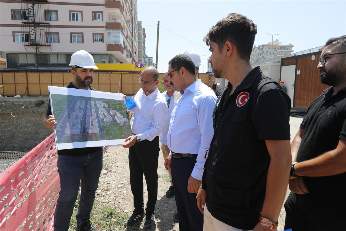 Hatay Valisi Mustafa Masatlı (sol 3), İskenderun ilçesinde yerinde kentsel dönüşüm projesi...