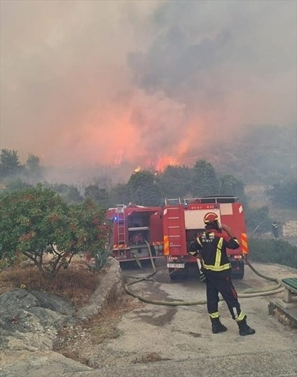Hırvatistan'ın Dalmaçya kıyılarında bulunan Tucepi ve Trogir bölgelerinde çıkan orman yangınlarını...