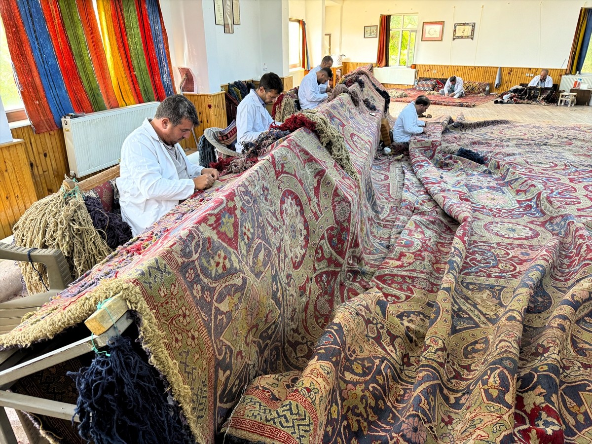 Hollanda'nın Lahey kentinde Uluslararası Adalet Divanı olarak hizmet veren Barış Sarayı'na Osmanlı...