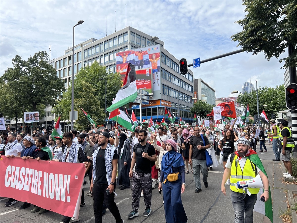 Hollanda'nın Rotterdam kentinde binlerce kişi, Filistin'e destek vermek amacıyla Schouwburg...