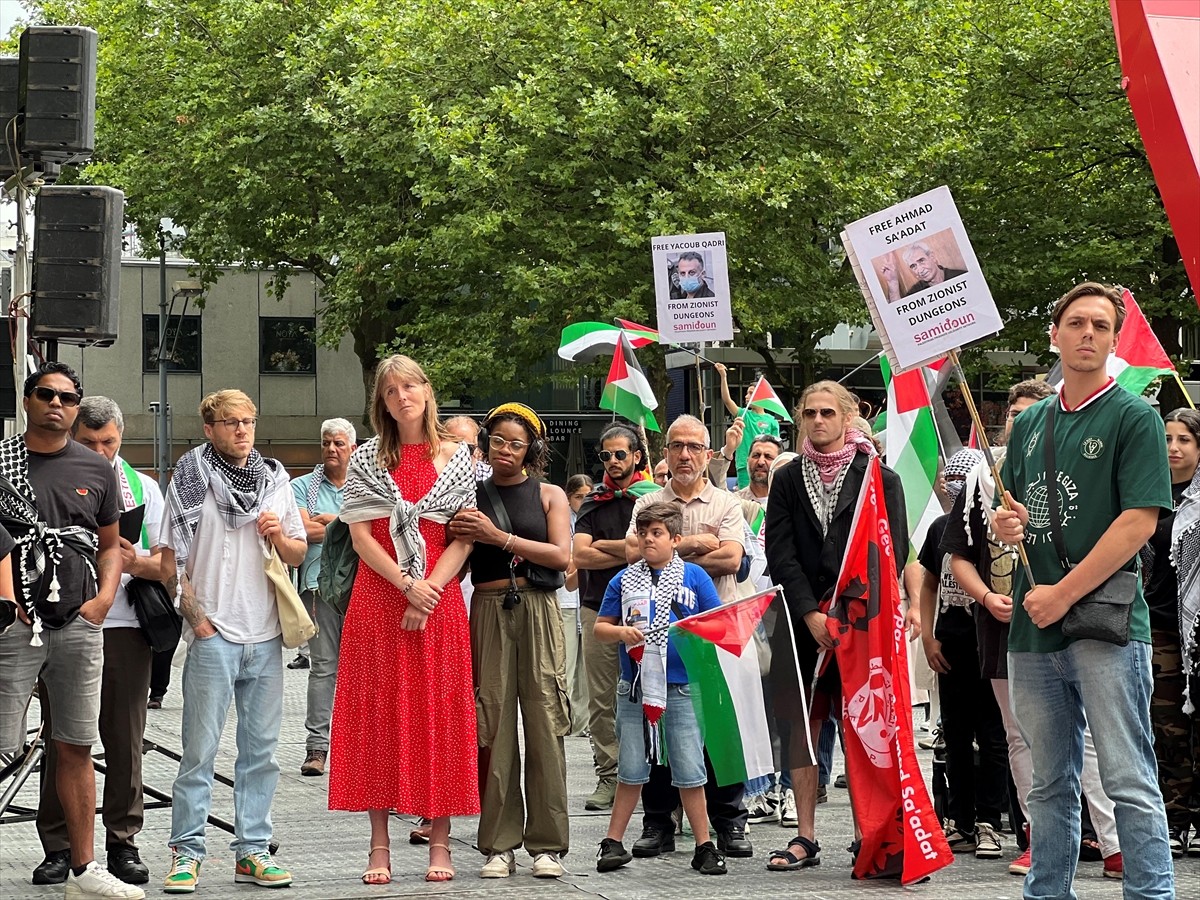 Hollanda'nın Rotterdam kentinde binlerce kişi, Filistin'e destek vermek amacıyla Schouwburg...