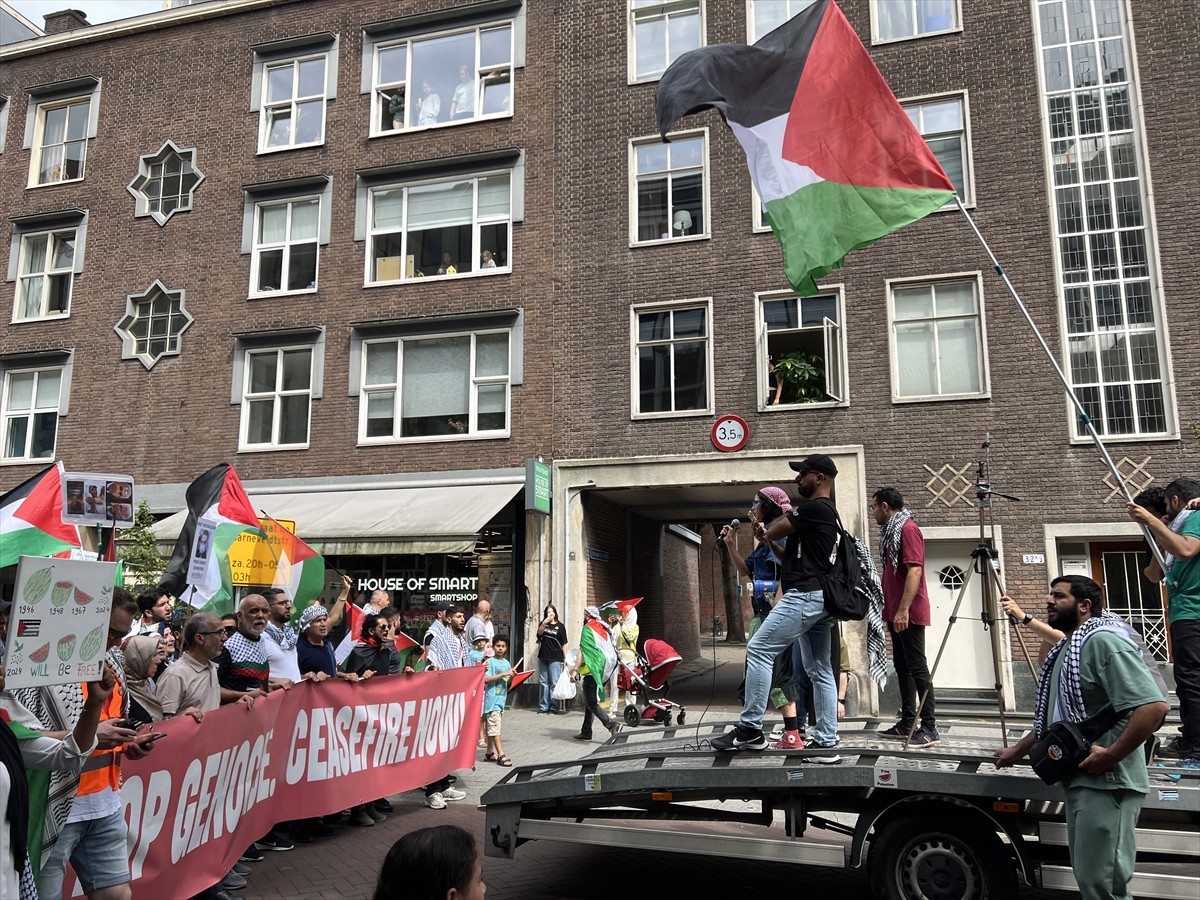 Hollanda'nın Rotterdam kentinde binlerce kişi, Filistin'e destek vermek amacıyla Schouwburg...