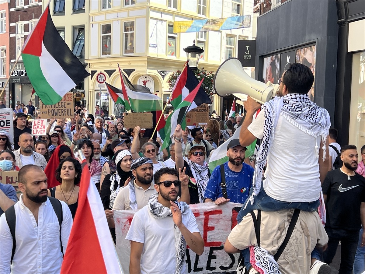 Hollanda'nın Utrecht kentinde yüzlerce kişi, Gazze'deki soykırımı protesto etmek ve Filistin'e...