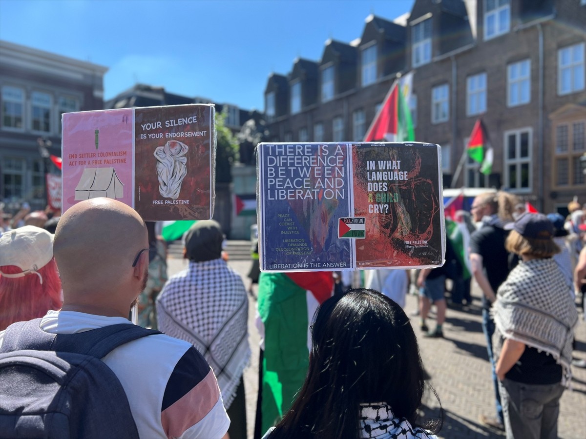 Hollanda'nın Utrecht kentinde yüzlerce kişi, Gazze'deki soykırımı protesto etmek ve Filistin'e...