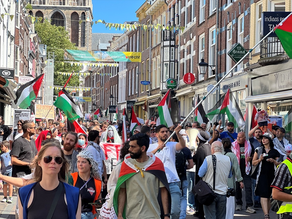 Hollanda'nın Utrecht kentinde yüzlerce kişi, Gazze'deki soykırımı protesto etmek ve Filistin'e...