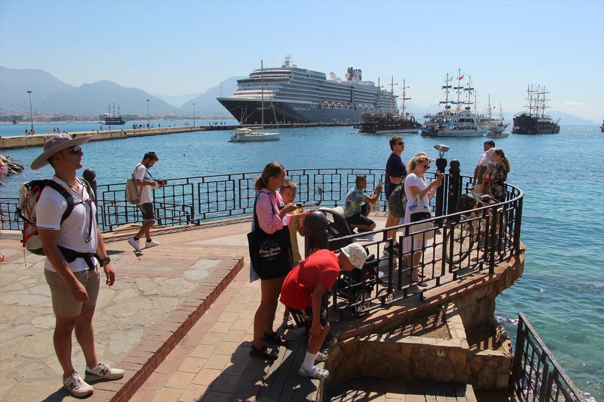 Hollanda bayraklı "Oosterdam" adlı kruvaziyer, Antalya'nın Alanya ilçesine geldi. Turistler...