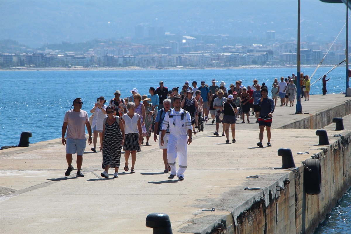 Hollanda bayraklı "Oosterdam" adlı kruvaziyer, Antalya'nın Alanya ilçesine geldi. Turistler...