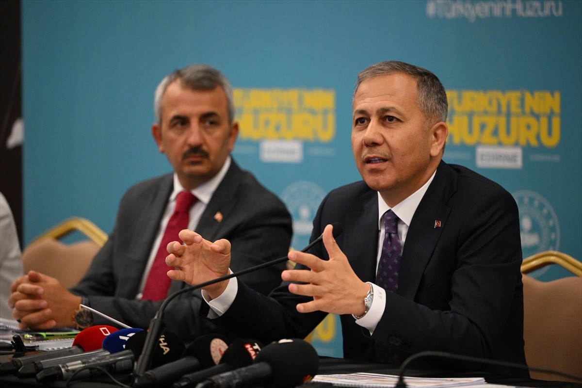  İçişleri Bakanı Ali Yerlikaya, bazı temaslarda bulunmak üzere geldiği Edirne'de "Türkiye'nin...