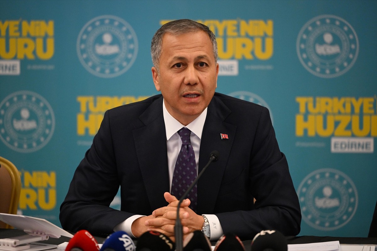  İçişleri Bakanı Ali Yerlikaya, bazı temaslarda bulunmak üzere geldiği Edirne'de "Türkiye'nin...