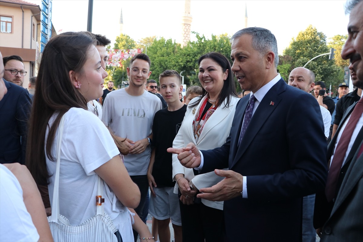 İçişleri Bakanı Ali Yerlikaya, bazı temaslarda bulunmak üzere geldiği Edirne'de Saraçlar...