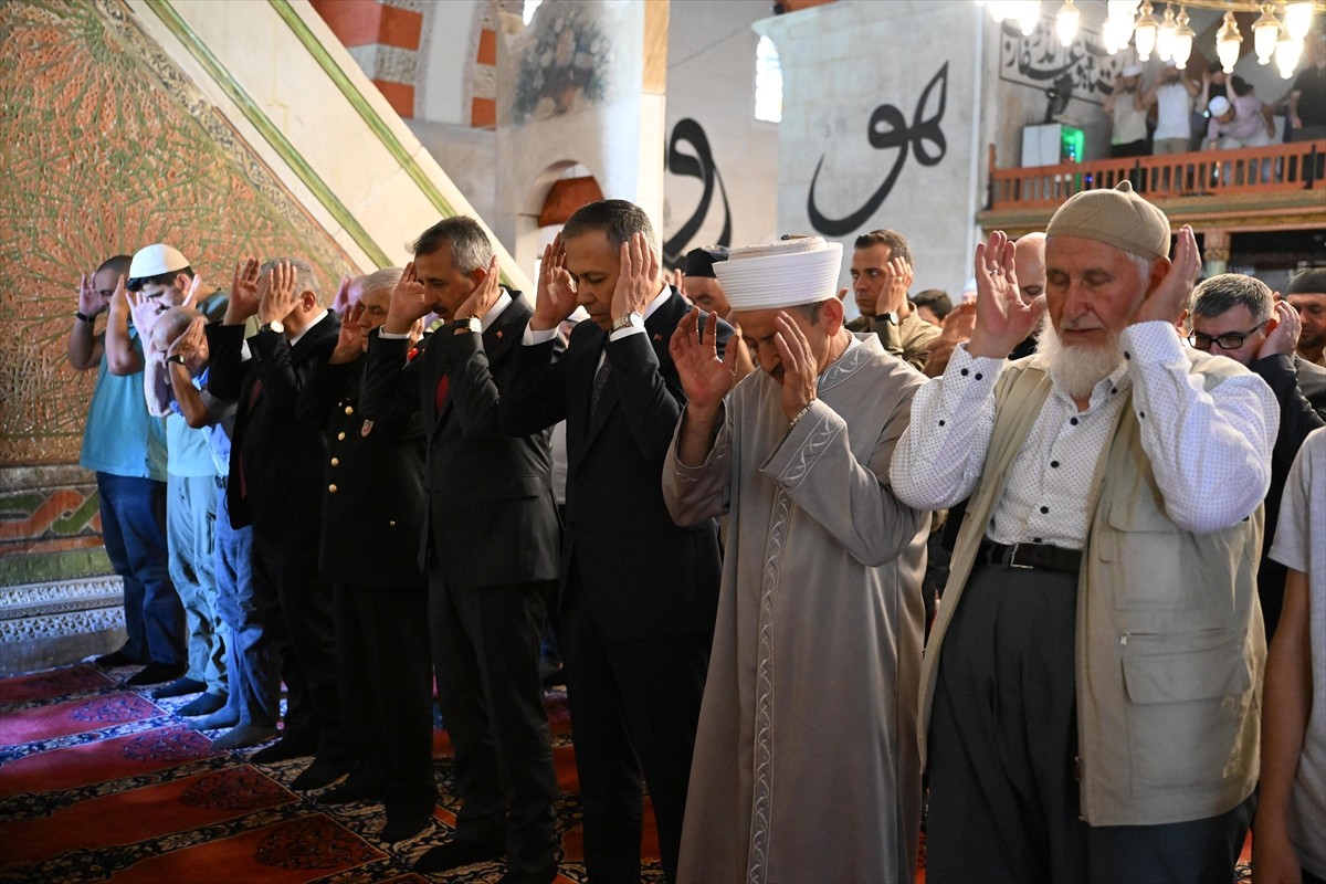 İçişleri Bakanı Ali Yerlikaya, çeşitli ziyaretlerde bulunmak üzere Edirne'ye geldi. Yerlikaya...
