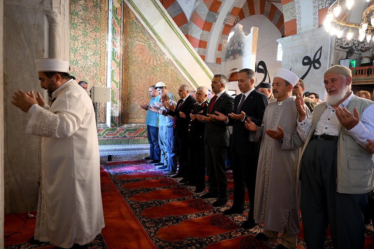 İçişleri Bakanı Ali Yerlikaya, çeşitli ziyaretlerde bulunmak üzere Edirne'ye geldi. Yerlikaya...