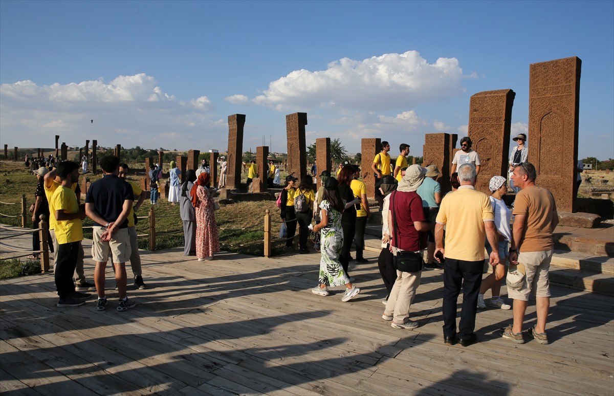 İkinci seferini yapan "Turistik Tatvan Treni" ile Bitlis'e gelenler, kent merkezi ve ilçelerdeki...