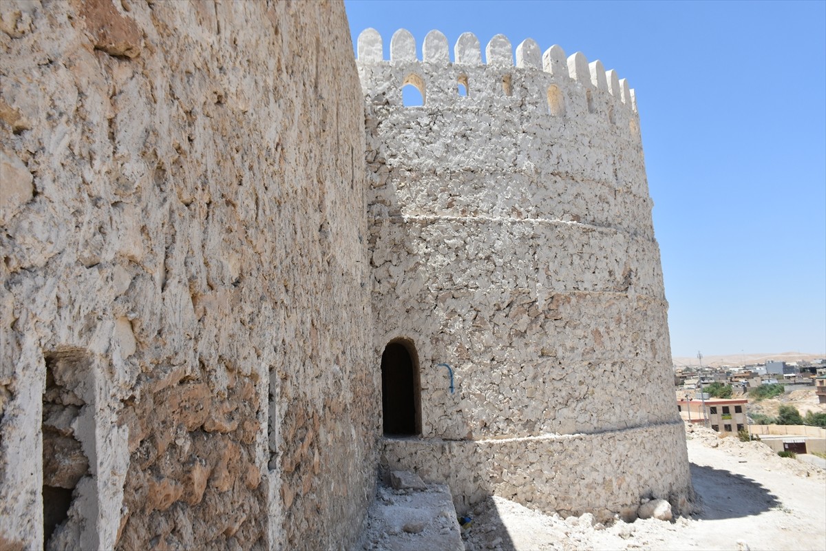 Irak'ın Musul kentine bağlı Telafer ilçesinde terör örgütü DEAŞ tarafından tahrip edilen tarihi...