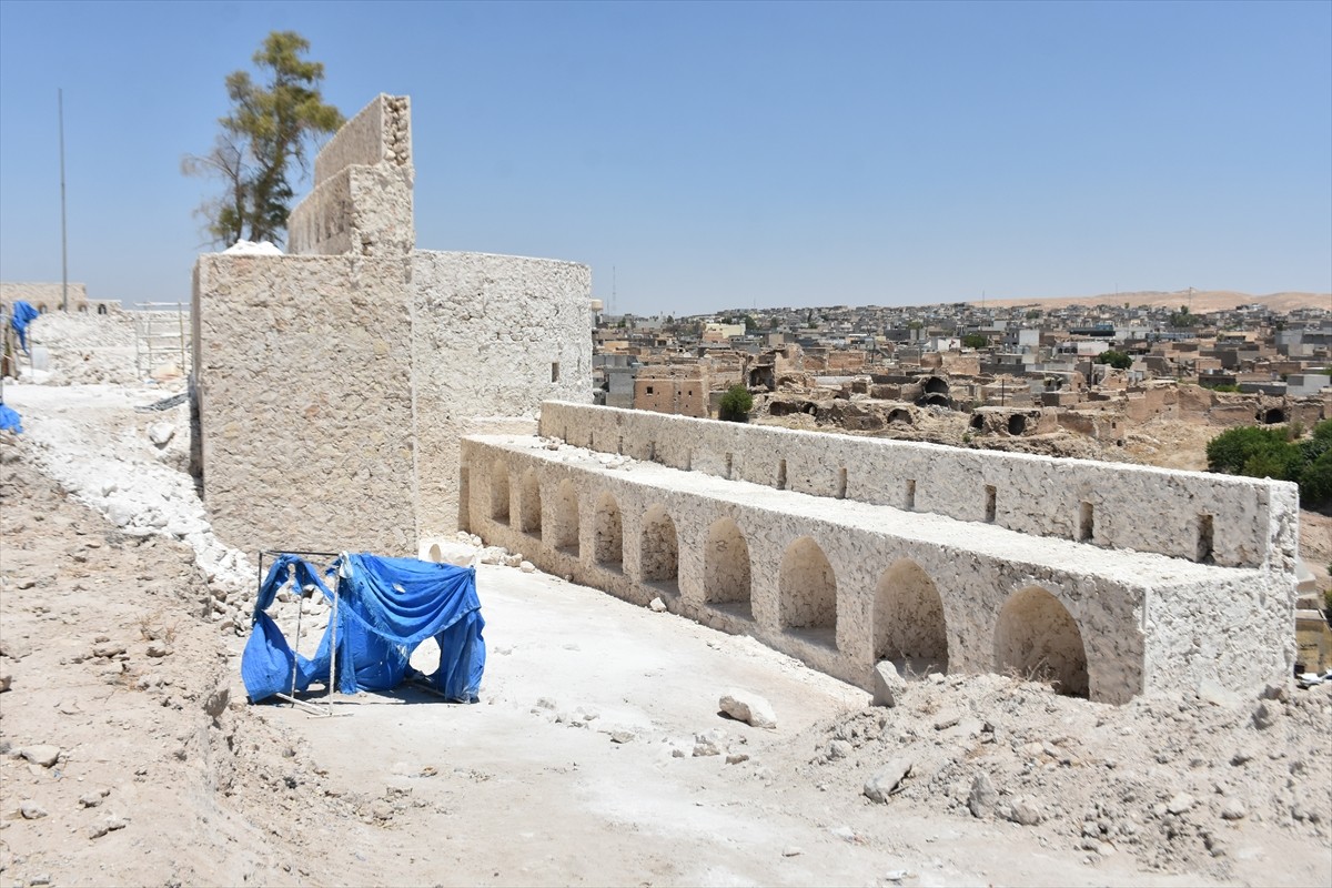 Irak'ın Musul kentine bağlı Telafer ilçesinde terör örgütü DEAŞ tarafından tahrip edilen tarihi...