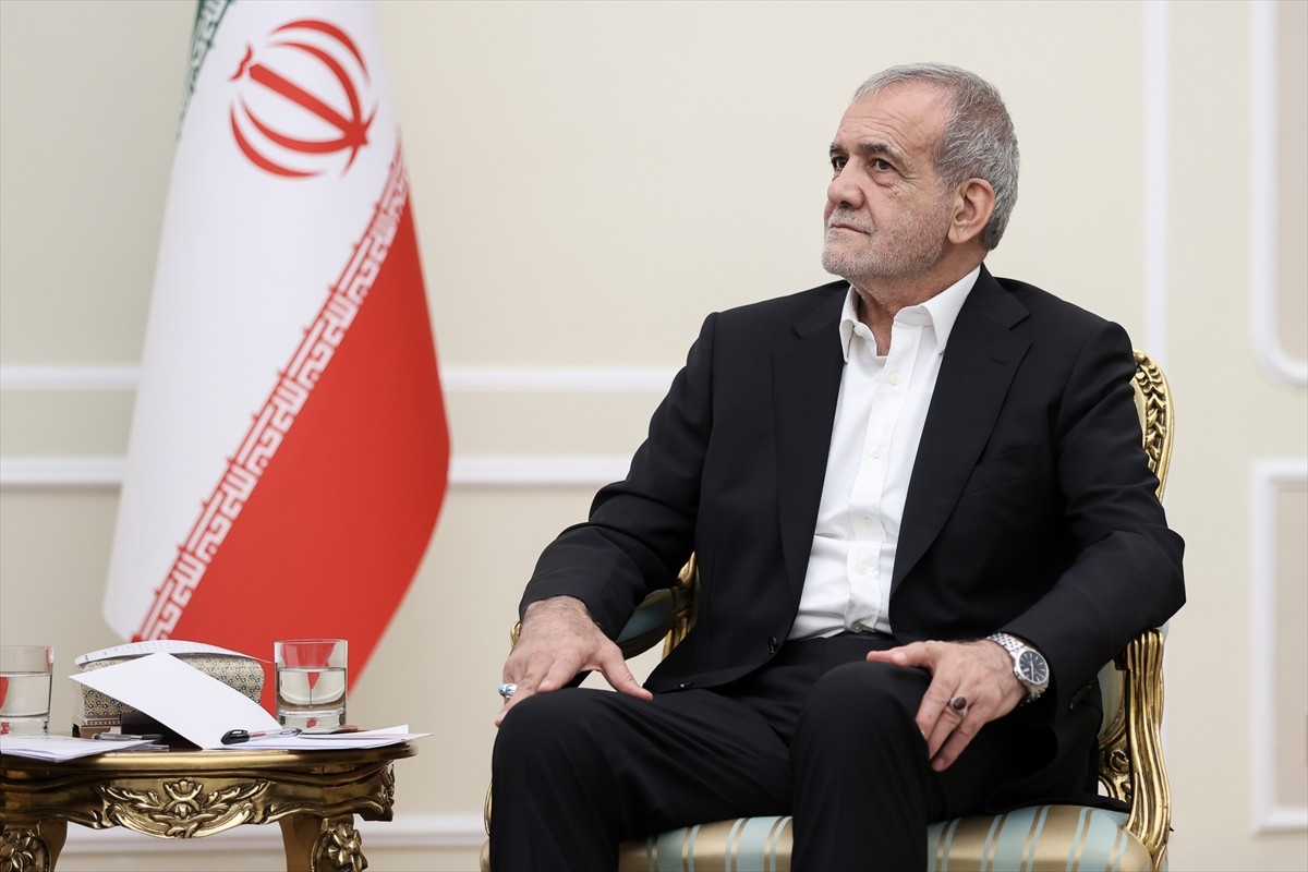 İran Cumhurbaşkanı Mesud Pezeşkiyan, beraberindeki heyetle başkent Tahran'ı ziyaret eden Rusya...