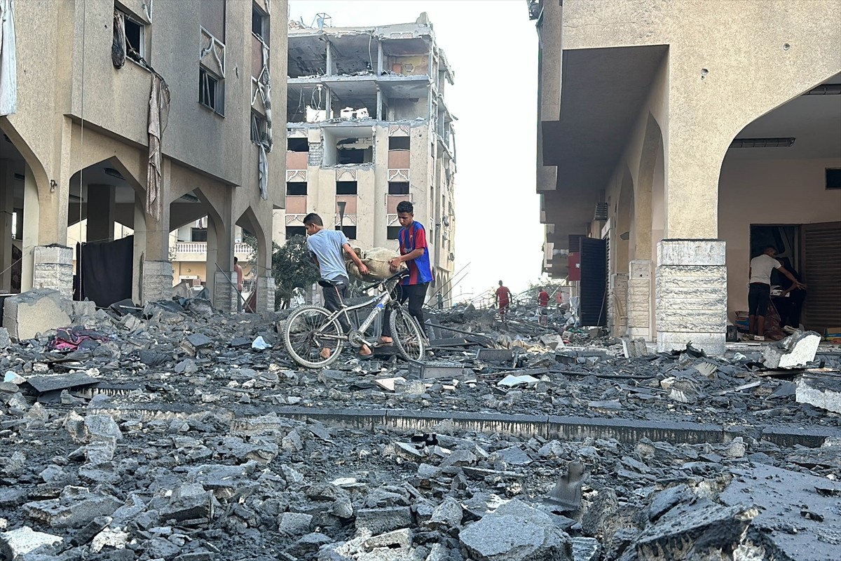 İsrail ordusu, Gazze Şeridi'nin güneyindeki Han Yunus kentindeki Hamad Kenti bölgesi, tahliye...