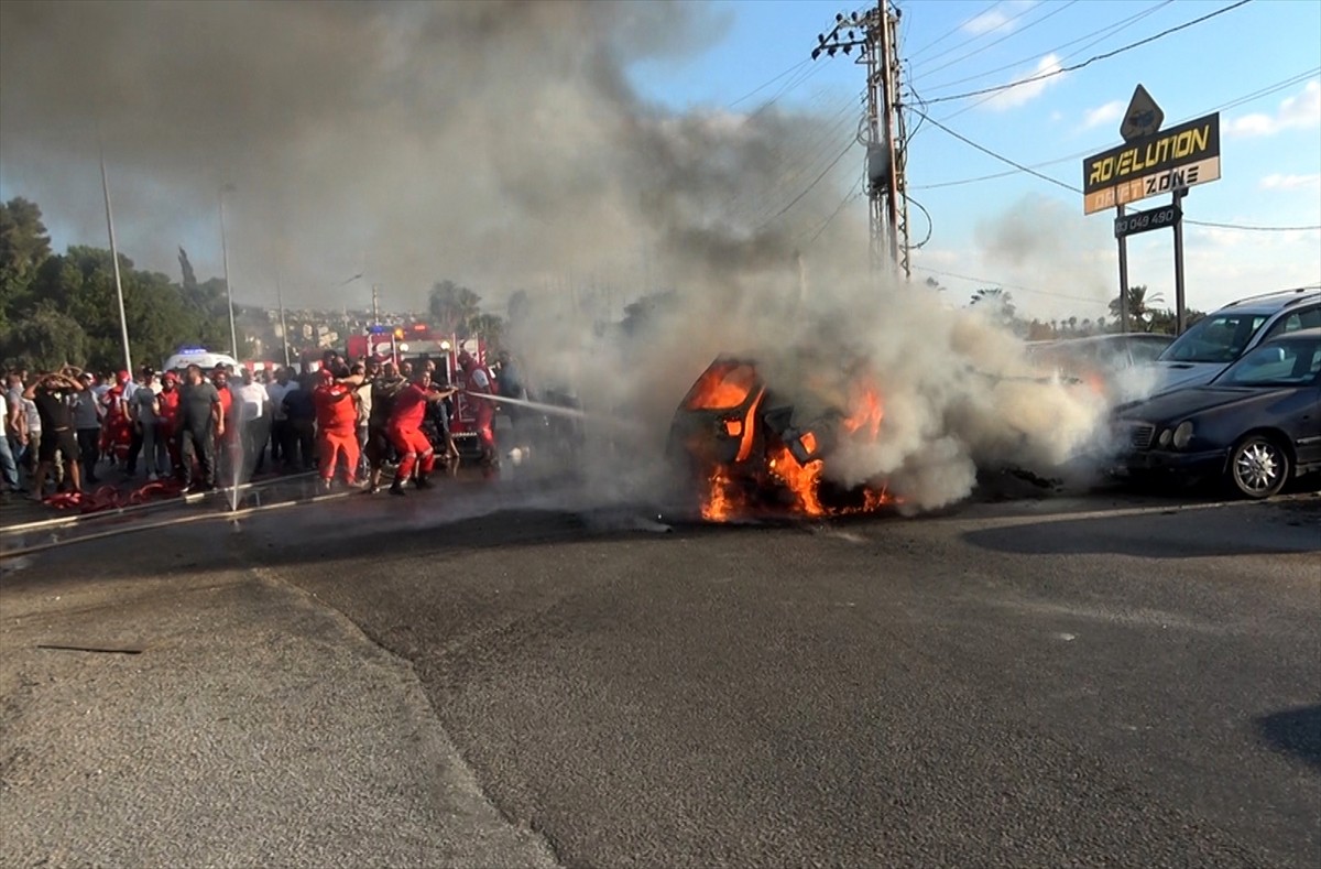 İsrail ordusuna ait hava araçlarının Lübnan'ın güneyindeki Sayda kentinde bir araca düzenlediği...