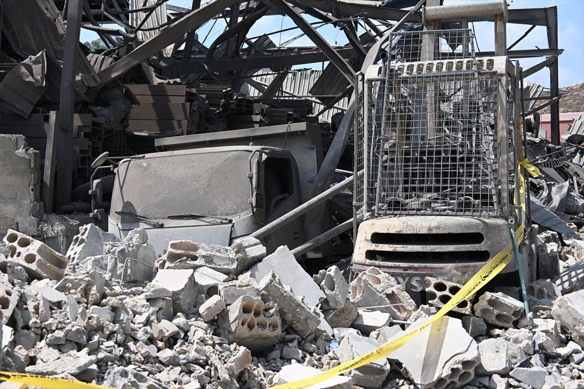 İsrail ordusunun Lübnan’ın güneyine yönelik düzenlediği hava saldırısında aralarında kadın ve...