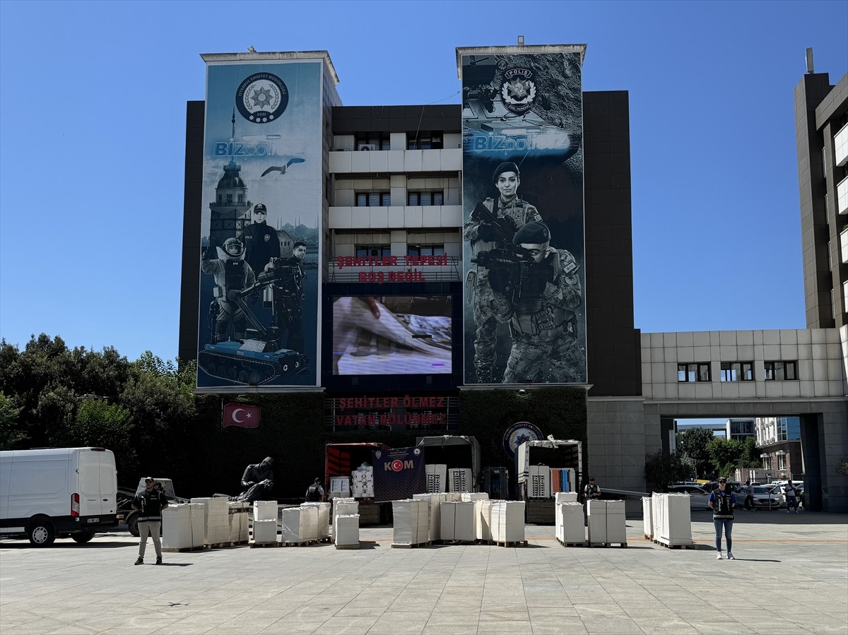 İstanbul'da bir matbaaya düzenlenen operasyonda çeşitli markalara ait 2 milyon sahte sigara...